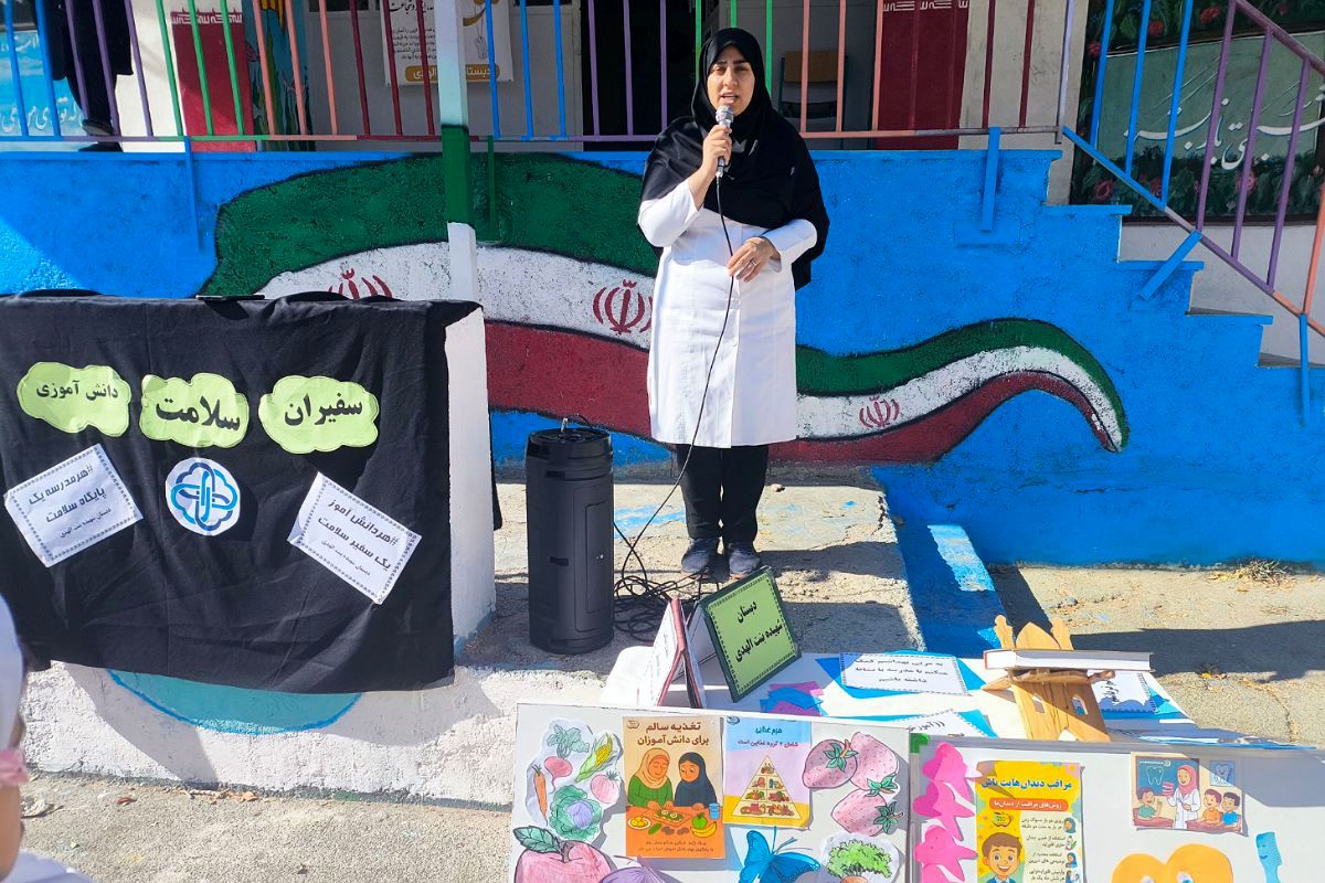 افتتاحیه طرح سفیران سلامت فیروزکوه همراه با اهدای کارت و توزیع مکمل