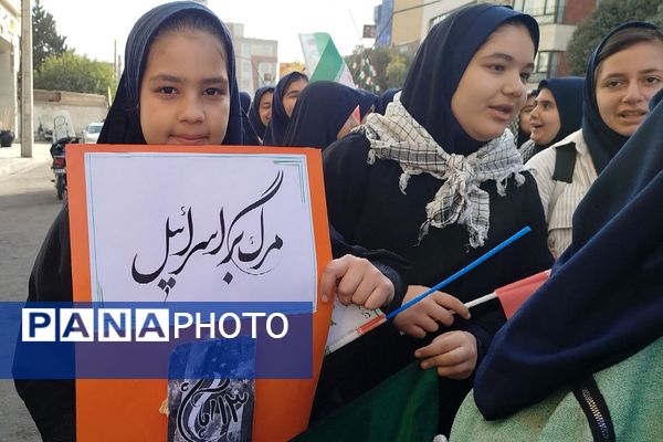 اجتماع عظیم دانش آموزان ناحیه دو شهرری به مناسبت یوم الله ۱۳ آبان در میدان نماز