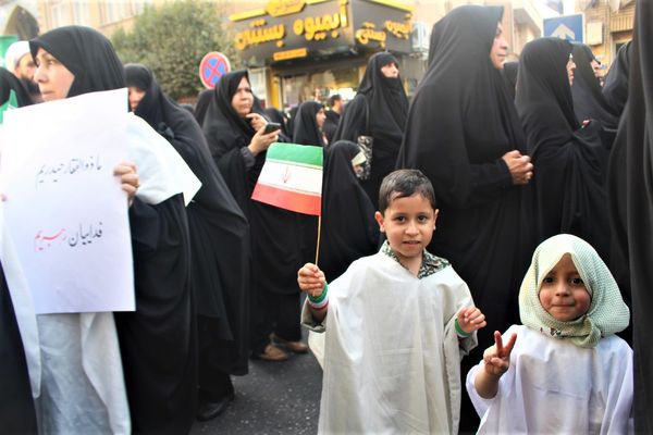 حماسه حضور نوجوانان کفن‌پوش قمی در راهپیمایی «عهد خون»