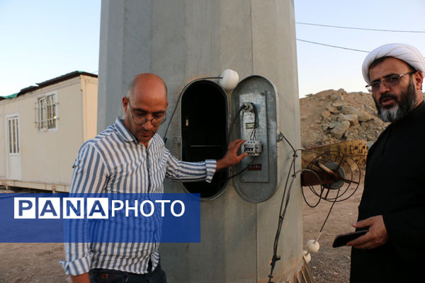 اهتزاز نماد مقاومت بر بالای بلندترین دکل پرچم قم