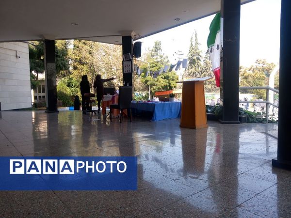 نمایشگاه ذهن‌های رنگی در دبیرستان دوره اول آرمینه مصلی نژاد