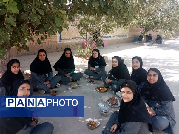 جشنواره غذای سالم در مدرسه حاج مهدی روحانی