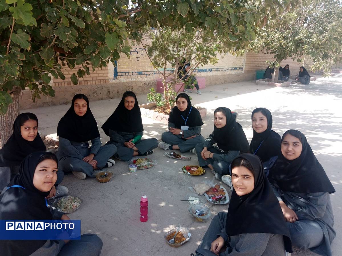 جشنواره غذای سالم در مدرسه حاج مهدی روحانی