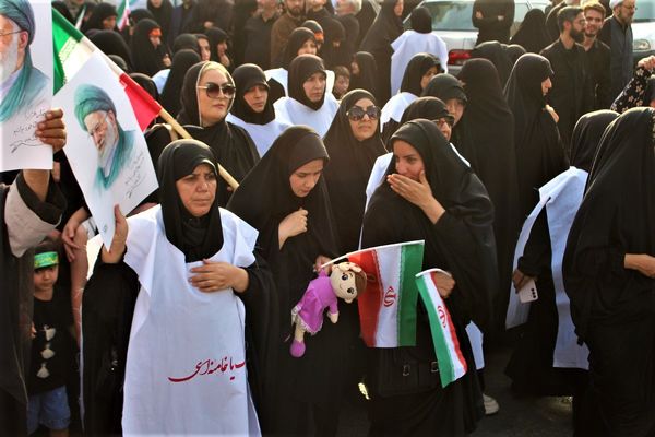حماسه حضور نوجوانان کفن‌پوش قمی در راهپیمایی «عهد خون»