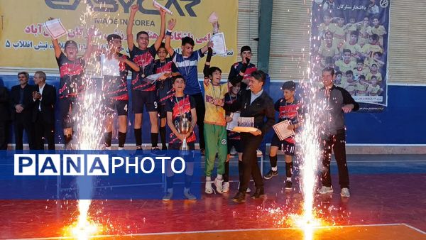 اختتامیه پرشور مسابقات فوتسال مدارس خلیل‌آباد با معرفی قهرمانان 