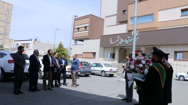 اهدای شاخه‌های گل به بیماران همزمان با ایام نوروز در قم