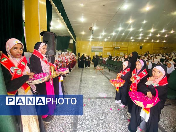 ۴۰۰ نفر از دختران پیشتاز بندرخمیر، پرچم امام مهربانی را به آغوش کشیدند