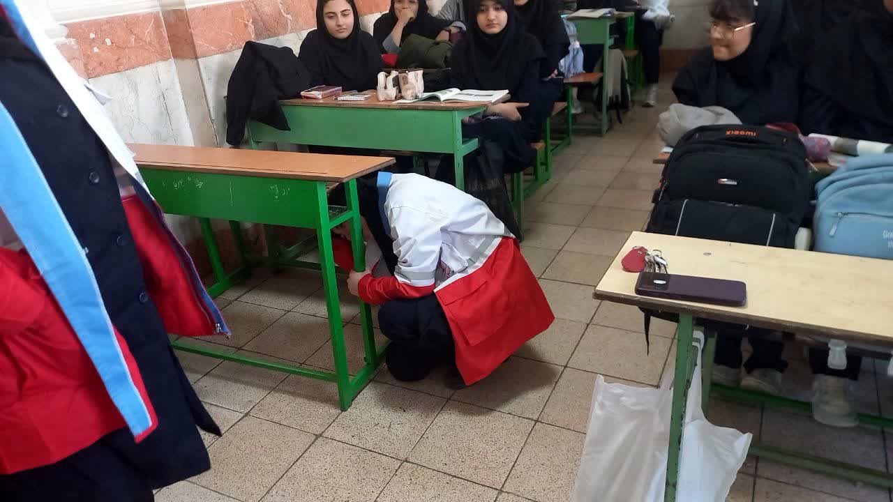 برگزاری مانور زلزله در دبیرستان سردار شهید قاسم سلیمانی 
