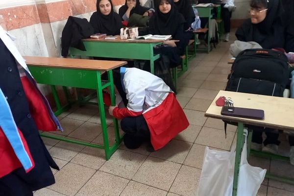 برگزاری مانور زلزله در دبیرستان سردار شهید قاسم سلیمانی 