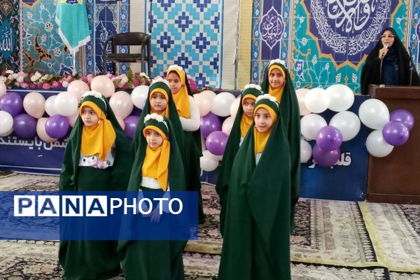 دکلمه‌خوانی دانش‌آموزان در مقابل مادران شهرستان قدس به‌مناسبت روز مادر