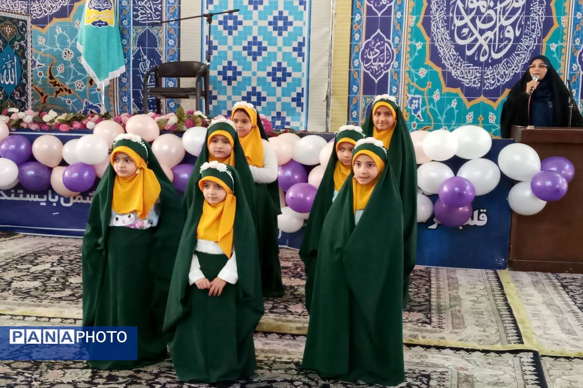 دکلمه‌خوانی دانش‌آموزان در مقابل مادران شهرستان قدس به‌مناسبت روز مادر