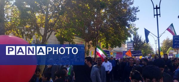 حضور پرشور دانش‌آموزان دبستان پسرانه فضیلت در راهپیمایی یوم‌الله ۱۳آبان 