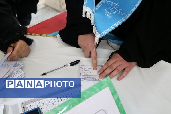 دانش‌آموزان اهوازی پای صندوق رأی؛ تمرینی برای مسئولیت‌پذیری و مردم‌سالاری