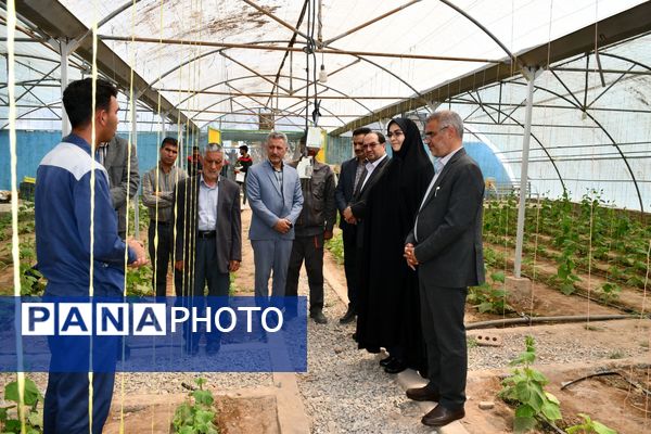 بازدید فرماندار و مدیر آموزش و پرورش مه ولات از مجموعه هنرستان کشاورزی امام خمینی (ره)