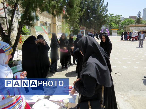 بازدید مشاور وزیر آموزش و پرورش در امور زنان از دست‌سازه‌های دانش‌آموزان دبیرستان 22 بجنورد