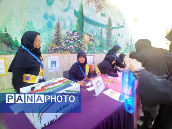 انتخاب نمایندگان شورای دانش‌آموزی در دبیرستان شاهد تکتم ناحیه سه