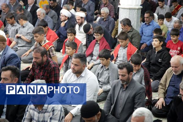 حضور دانش‌آموزان دبیرستان شاهد شهید زیوری پایدار در نماز جمعه اسدآباد 