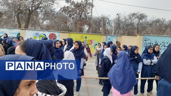 مسابقات طناب‌کشی در مدرسه دخترانه ضحی ۲ شهرستان شیروان