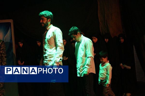 «روایت زمان»؛ هنرنمایی تئاتری در ستایش شهدا روی صحنه فرهنگسرای رازی ورامین