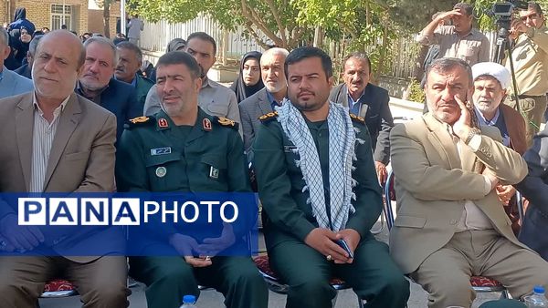 نواختن زنگ استانی مهر، ایثار و مقاومت در مدرسه نمونه دولتی ۹ دی به مناسبت آغاز سال تحصیلی و هفته دفاع مقدس