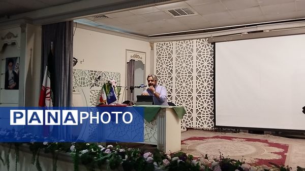 کارگاه خبرنگاری موبایلی با  مدیر عامل خبرگزاری پانا در مشهد 