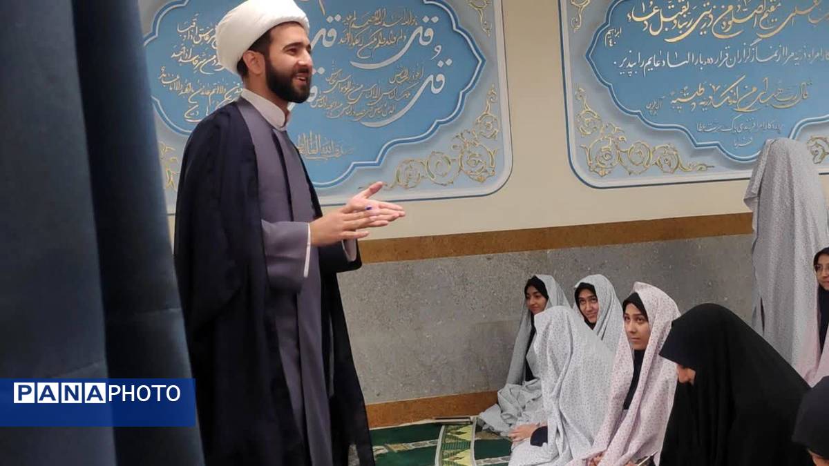 عطر بندگی در مدرسه اقامه نماز جماعت