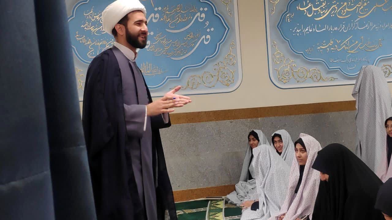 عطر بندگی در مدرسه اقامه نماز جماعت