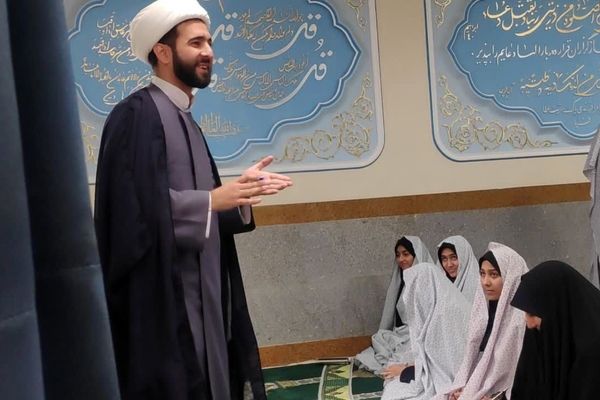 عطر بندگی در مدرسه اقامه نماز جماعت