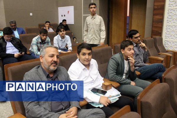 تقدیر از دانش‌آموزان و فرهنگیان برگزیده مسابقات قرآنی در استان قم