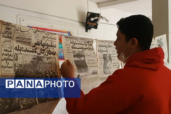 آماده‌سازی نمایشگاه انقلاب به‌‎مناسبت دهه فجر در دبیرستان شاهد ابوذر غفاری نیشابور 