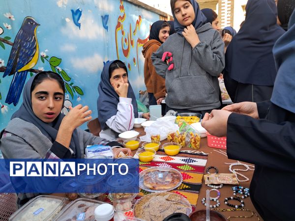 بازارچه دست‌ساخته‌های دانش‌آموزی در دبیرستان بهار آزادی قائمشهر