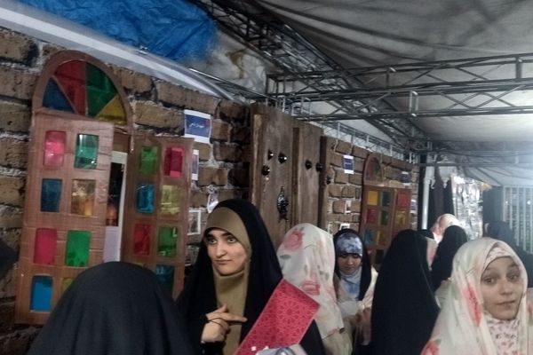 حضور دانش‌آموزان دختر در پنجمین روز کنگره ۵۵۸۰ شهید استان البرز