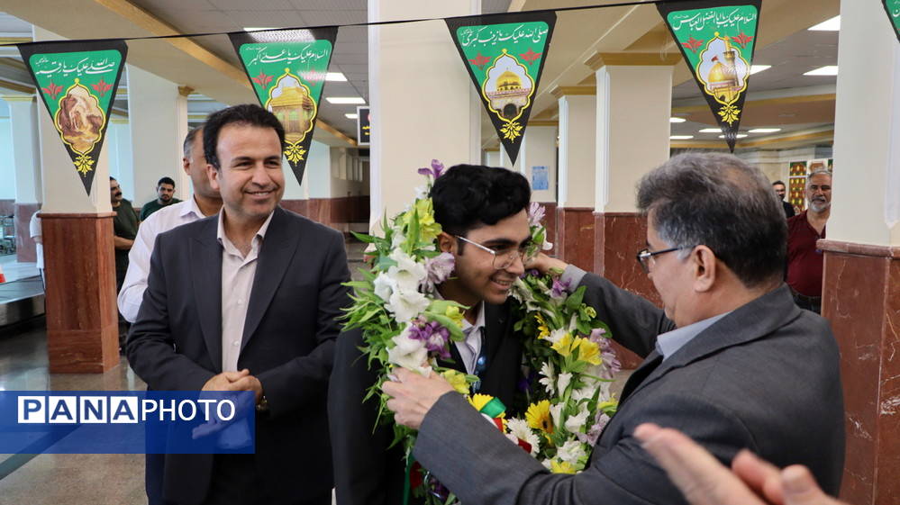 مراسم استقبال از علیرضا احمدی دانشآموز مدالآور و افتخار آفرین المپیاد جهانی اقتصاد متوسط در بوشهر