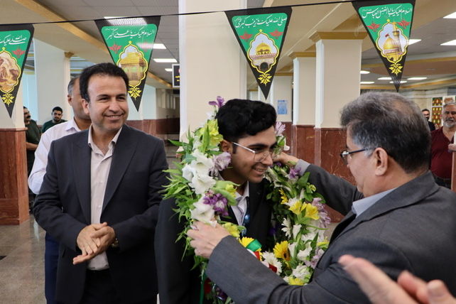 مراسم استقبال از علیرضا احمدی دانش‌آموز مدال‌آور و افتخار آفرین المپیاد جهانی اقتصاد متوسط در بوشهر