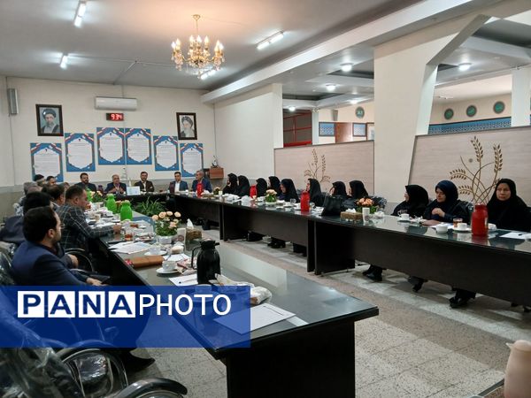  اولین نشست هم اندیشی مدیران متوسطه دوره دوم در دبیرستان مهشید مصلی نژاد