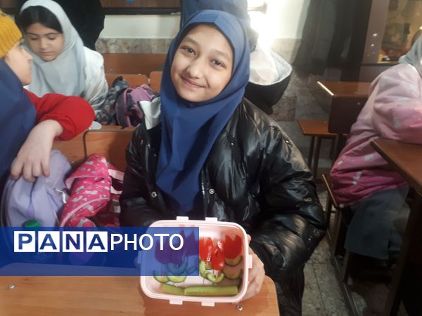 صبحانه سالم با طعم انقلاب در دبستان شاهد کوثر ناحیه 5 مشهد
