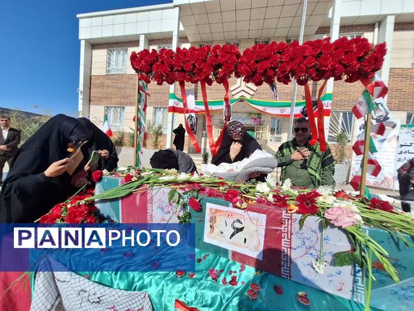 میزبانی دانش‌آموزان دختر بیرجندی از شهید گمنام 