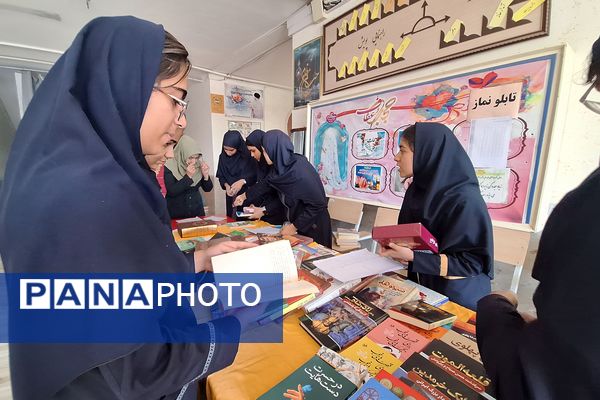 نمایشگاه کوچک کتاب در مدرسه 