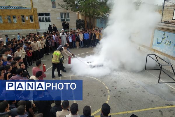 حضور آتش‌نشانان در دبیرستان میثاق کاشمر