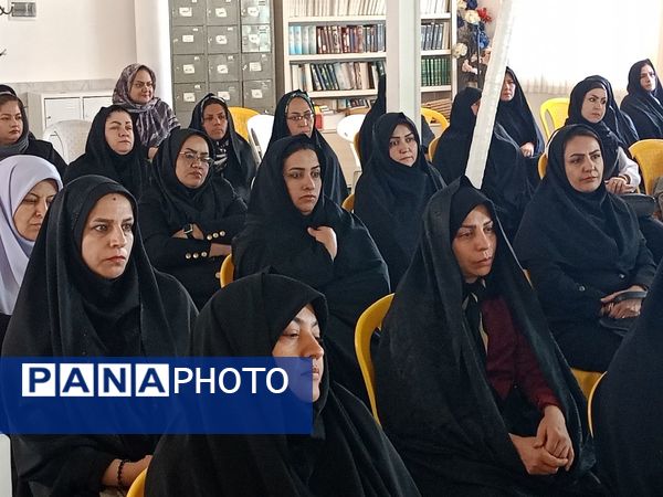 جلسه هدایت تحصیلی ویژه اولیای دانش آموزان پایه نهم دبیرستان میثاق 