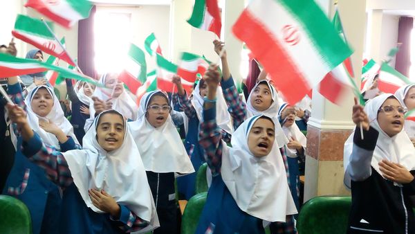 جشن عاطفه‌ها در مدارس منطقه ۵؛ جلوه‌ای از همدلی برای حمایت از دانش‌آموزان نیازمند
