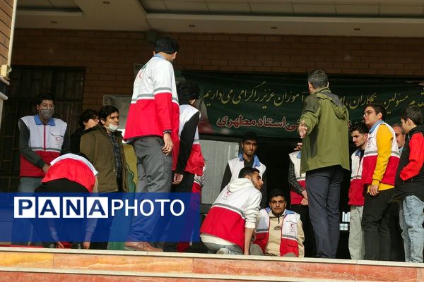 اجرای مانور زلزله با حضور مسئولان در مدرسه استاد مطهری رباط‌کریم
