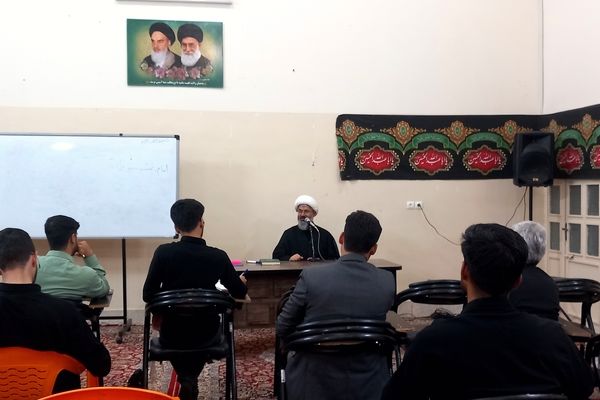 کلاس تفسیر قرآن در ارامگاه شهید مدرس 