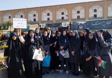 دانش‌آموزان ناحیه ۳ اصفهان پرچم‌دار شور سیزده آبان شدند