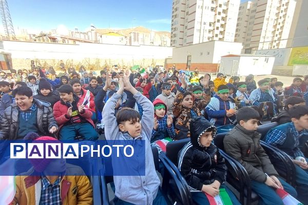 شور و نشاط دانش‌آموزان مدارس منطقه پردیس در جشن‌های دهه فجر انقلاب اسلامی 