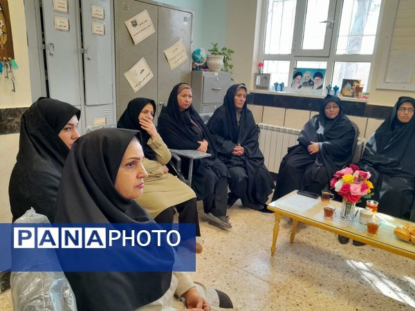 جلسه انجمن اولیا و مربیان در دبیرستان مادرمهربان خلیل آباد