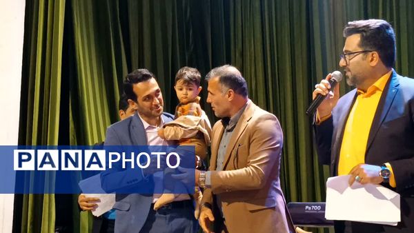 مراسم بزرگداشت مقام معلم و تجلیل از معلمان نمونه در محمودآباد