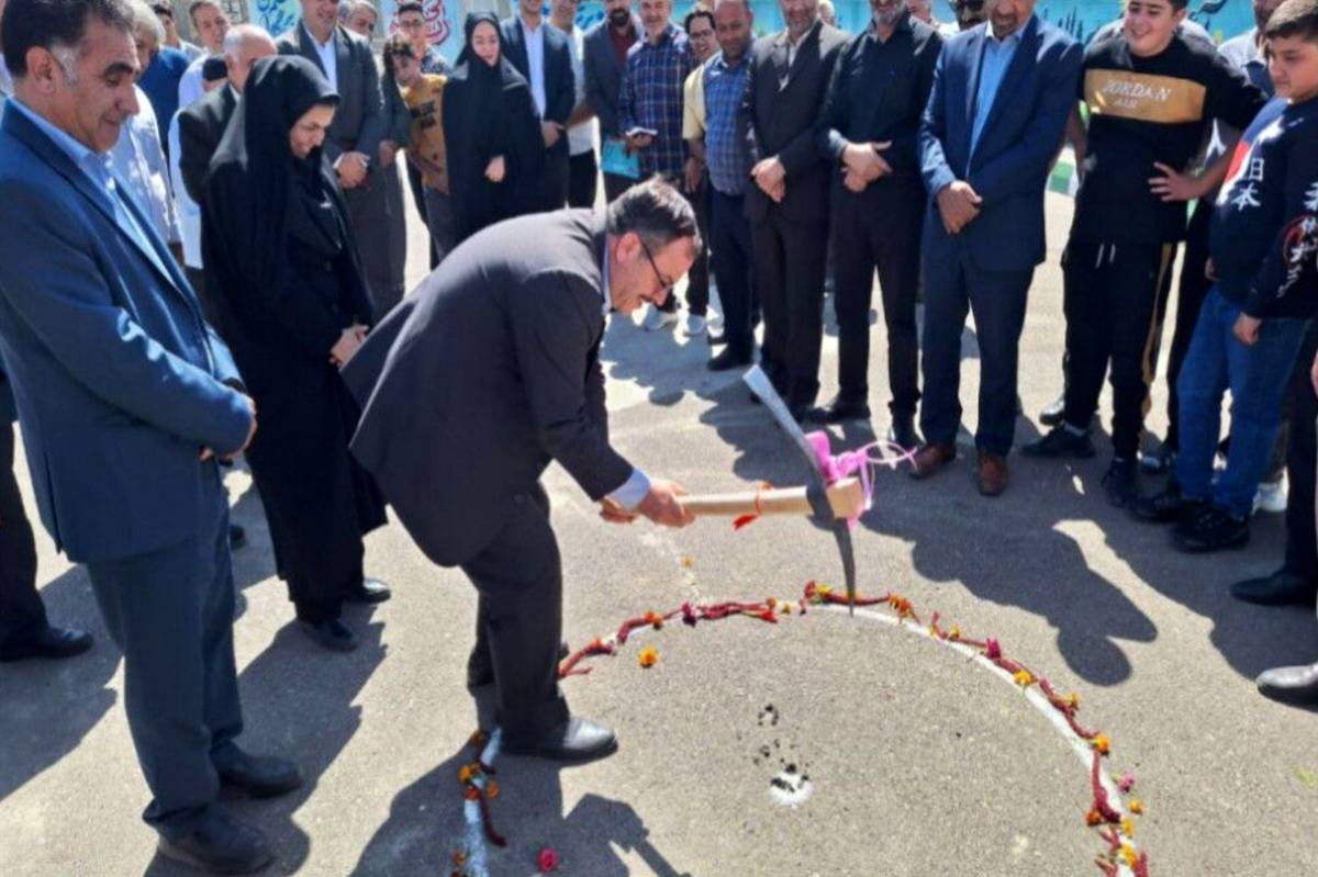 کلنگ‌زنی دو زمین چمن مصنوعی در مدارس شبستر