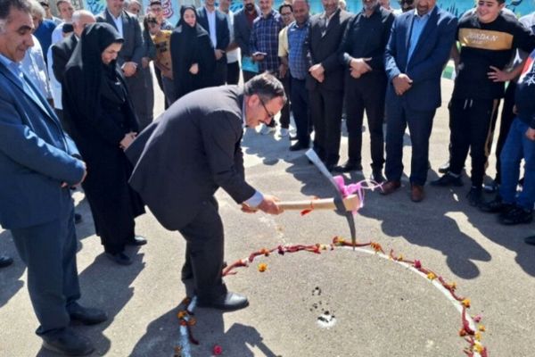 کلنگ‌زنی دو زمین چمن مصنوعی در مدارس شبستر