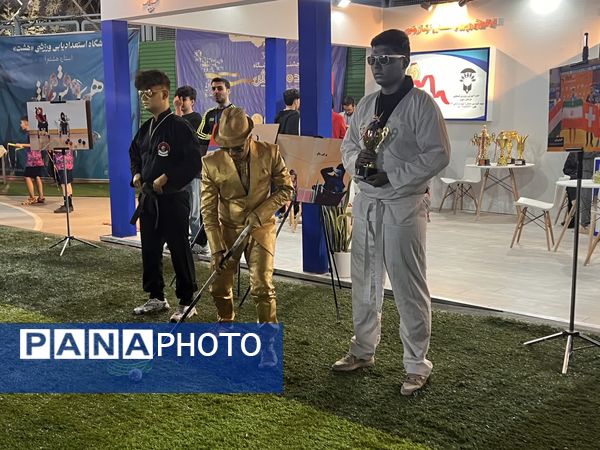 بازدید رئیس شورای شهر و معاون فرهنگی و اجتماعی شهرداری مشهد مقدس از غرفه منطقه ۱۰ در جشنواره خانواده ورزش 